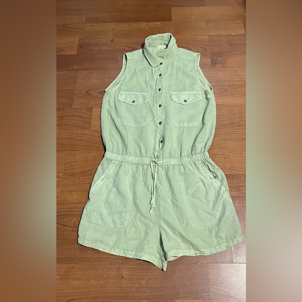 Aaron & Amber Woman’s green sleeveless Button down Romper